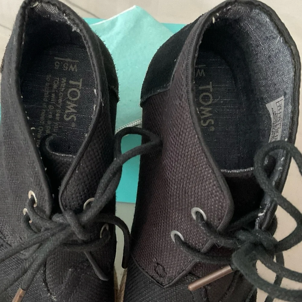 Toms Women’s Desert Wedge Black Burlap Suade Boot Sz. 5.5